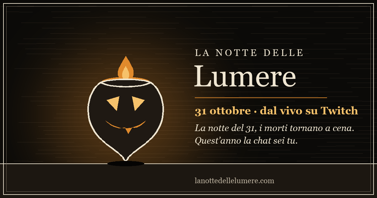 Una tavola apparecchiata di notte in un borgo di montagna, con una zucca intagliata accesa sul davanzale e un segnaposto con un nome scritto a mano.